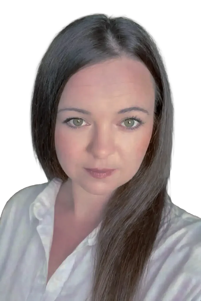 Portret uśmiechniętej kobiety w białej koszuli, z długimi brązowymi włosami